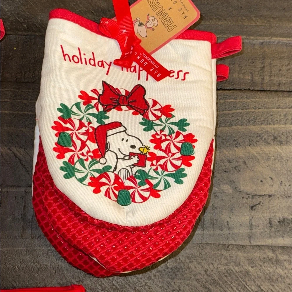 NWT Rae Dunn Peanuts Charlie Brown Snoopy Christmas Holiday Kitchen Oven Mitts